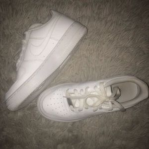 White nike Air Force 1s